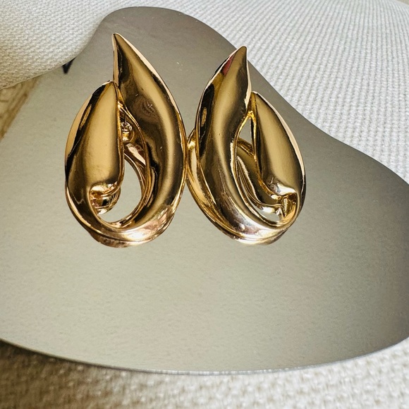 ✨BEAUTIFUL OVERSIZED STATEMENT EARRINGS✨ - Picture 2 of 3